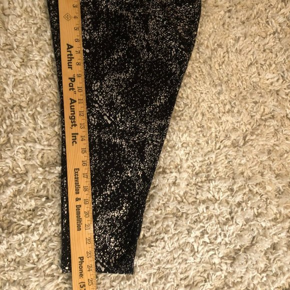 Women's TORRID Sz 4 Comfort Waist Capri Athletic Leggings Black w/Metallic Silve - Picture 6 of 6